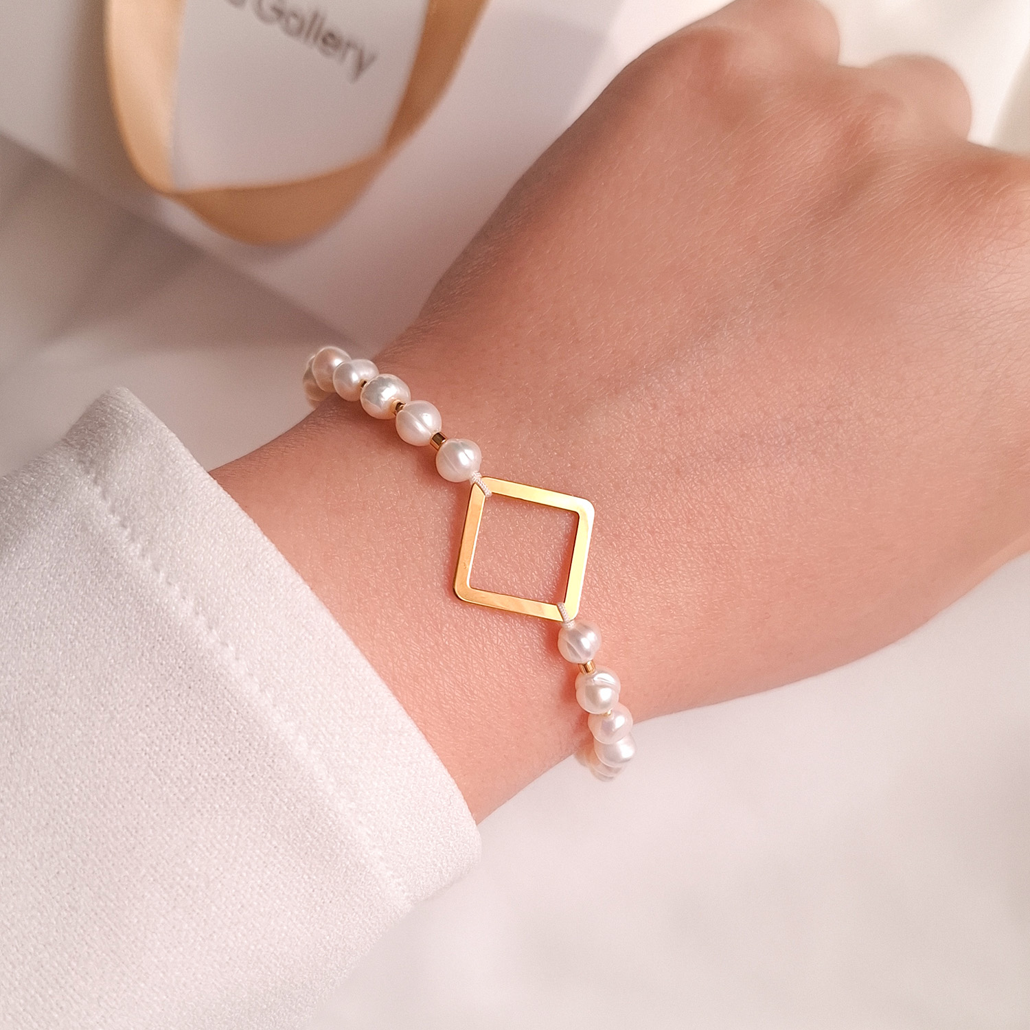 دستبند مروارید و میوکی با پلاک طلا مربع